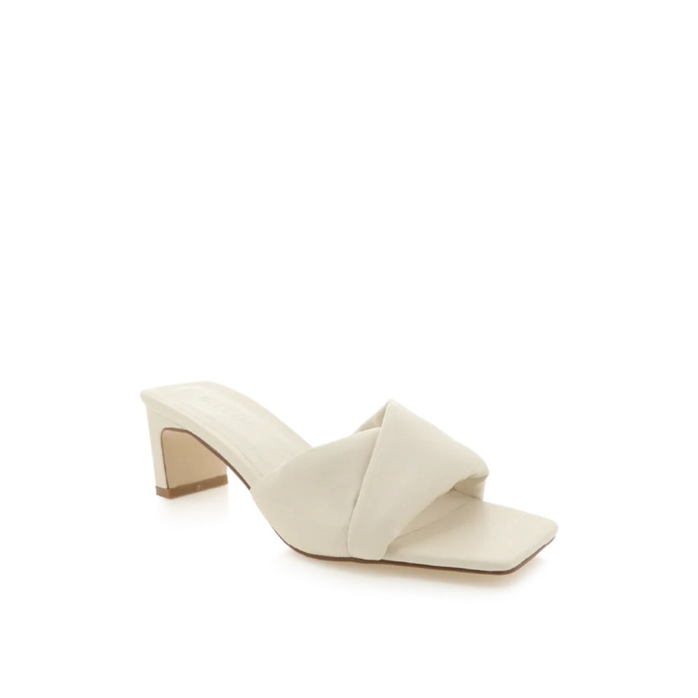 Women’s size 8 Billini off white/creme sandals New